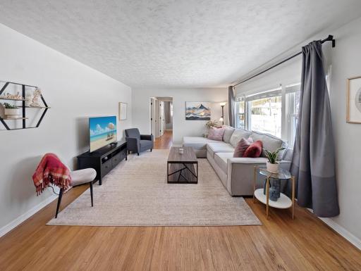 Bright and cozy living room!