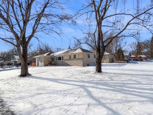 Spacious front yard!