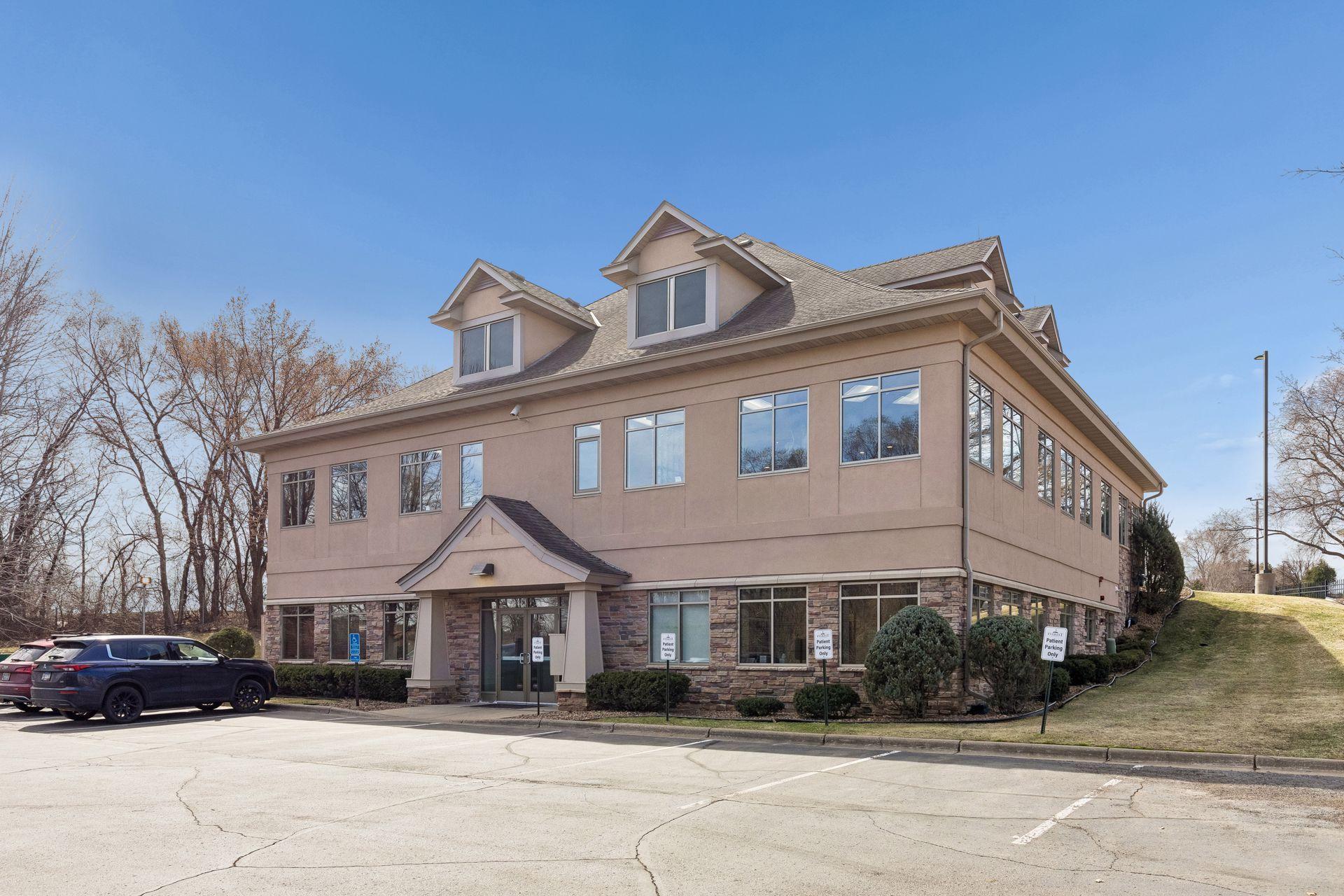 Lower-level tenants are EveresT and Farmers Insurance