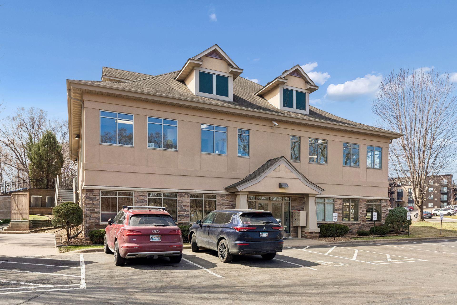 Lower-level tenants are EveresT and Farmers Insurance