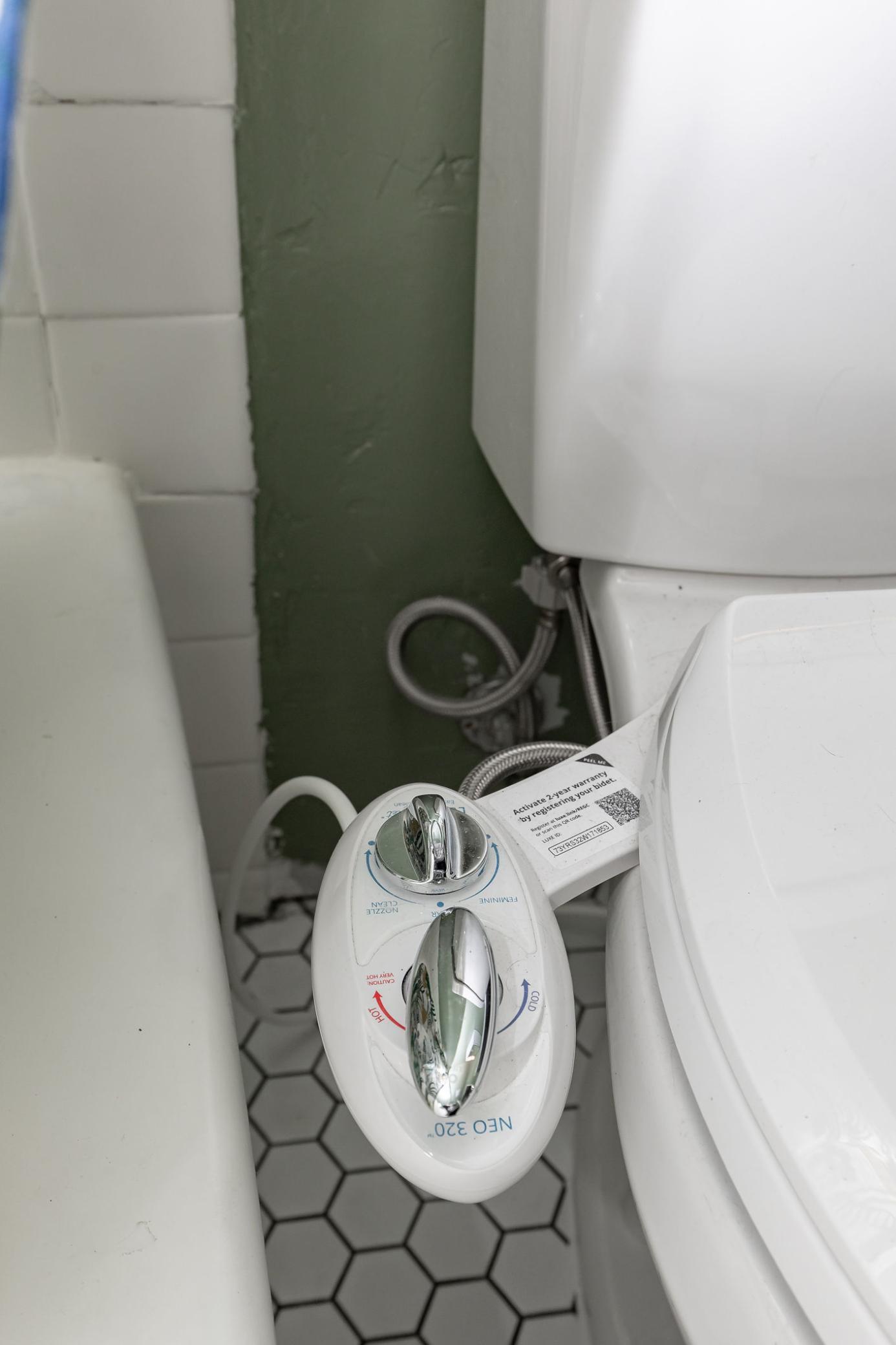 Bathroom toilet w/ bidet
