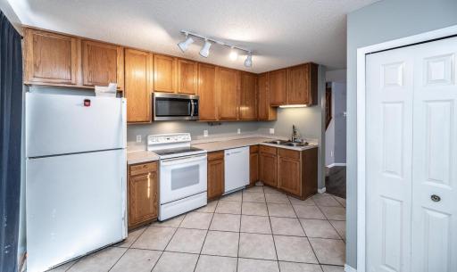 15717 Fjord Ave Apple Valley-large-011-007-KitchenEating Area-1500x896-72dpi.jpg
