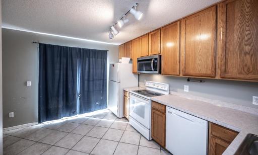 15717 Fjord Ave Apple Valley-large-009-005-KitchenEating Area-1500x905-72dpi.jpg