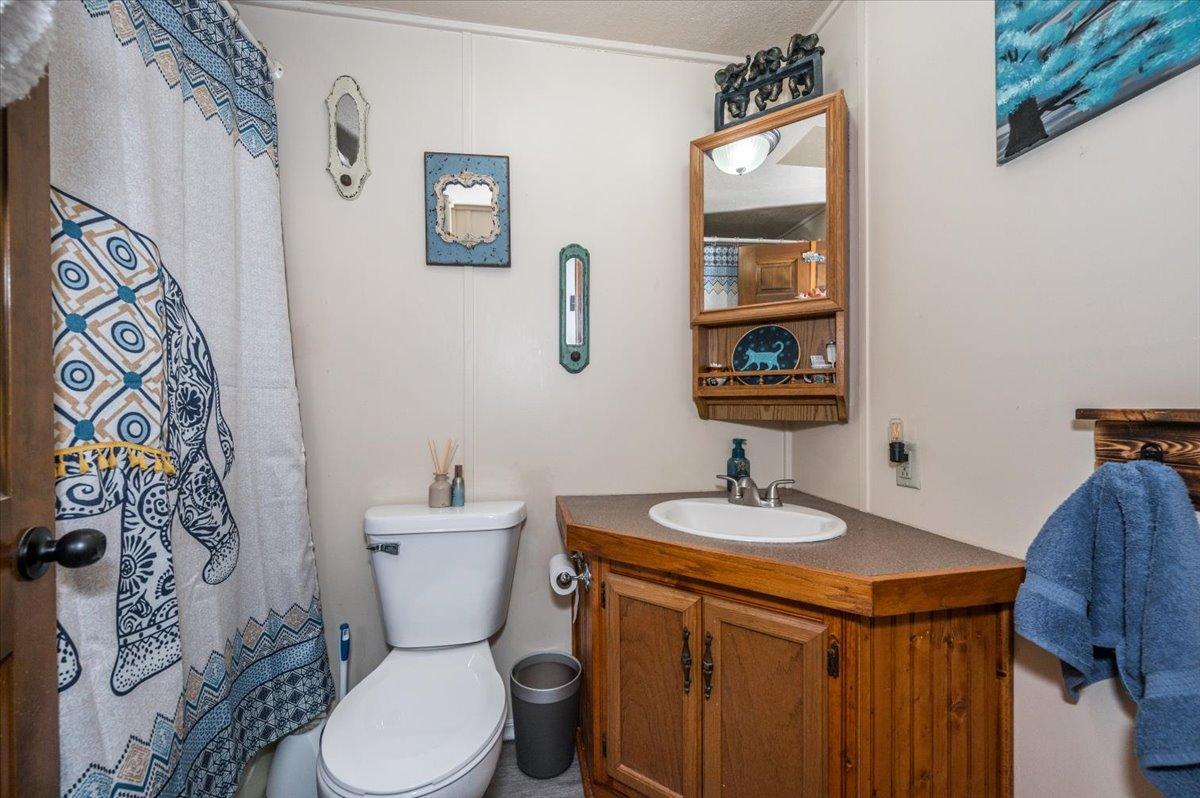 15-Bathroom.jpg