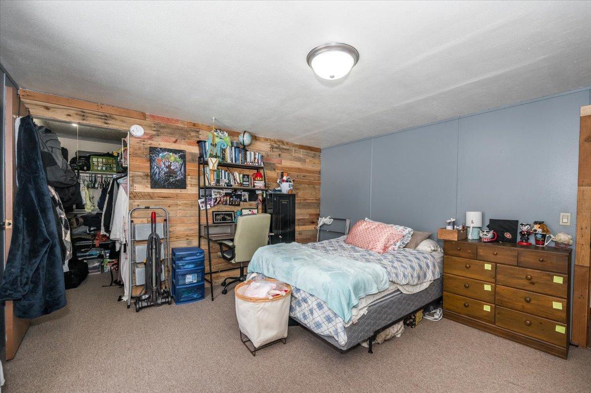 14-Bedroom.jpg
