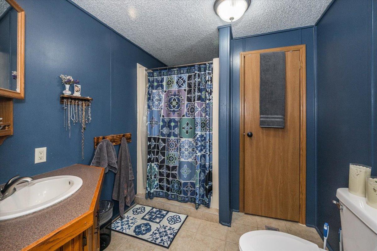18-Master Bathroom.jpg