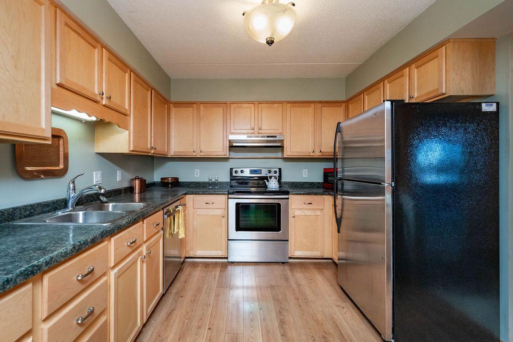 Great Kitchen w Quality Appliances