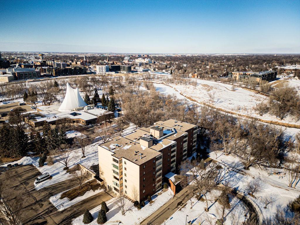 Enjoy the "PARKLIKE" Location