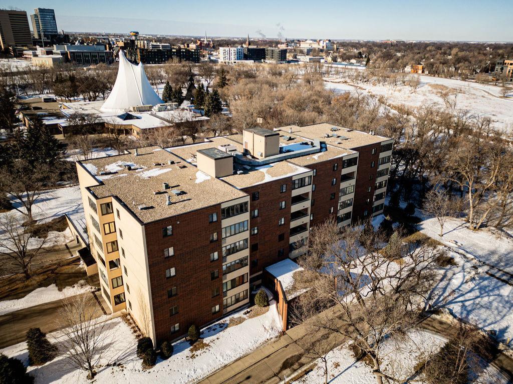 Easy Living- Let Someone Else do the lawn/snow!