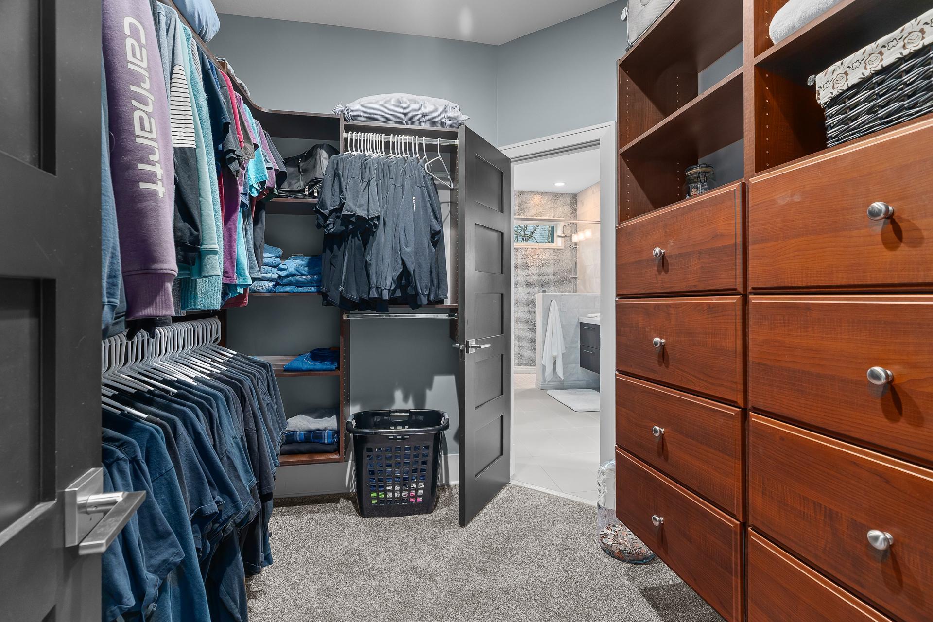 Primary bedroom 9x7.5 walk-in closet with custom organzer.