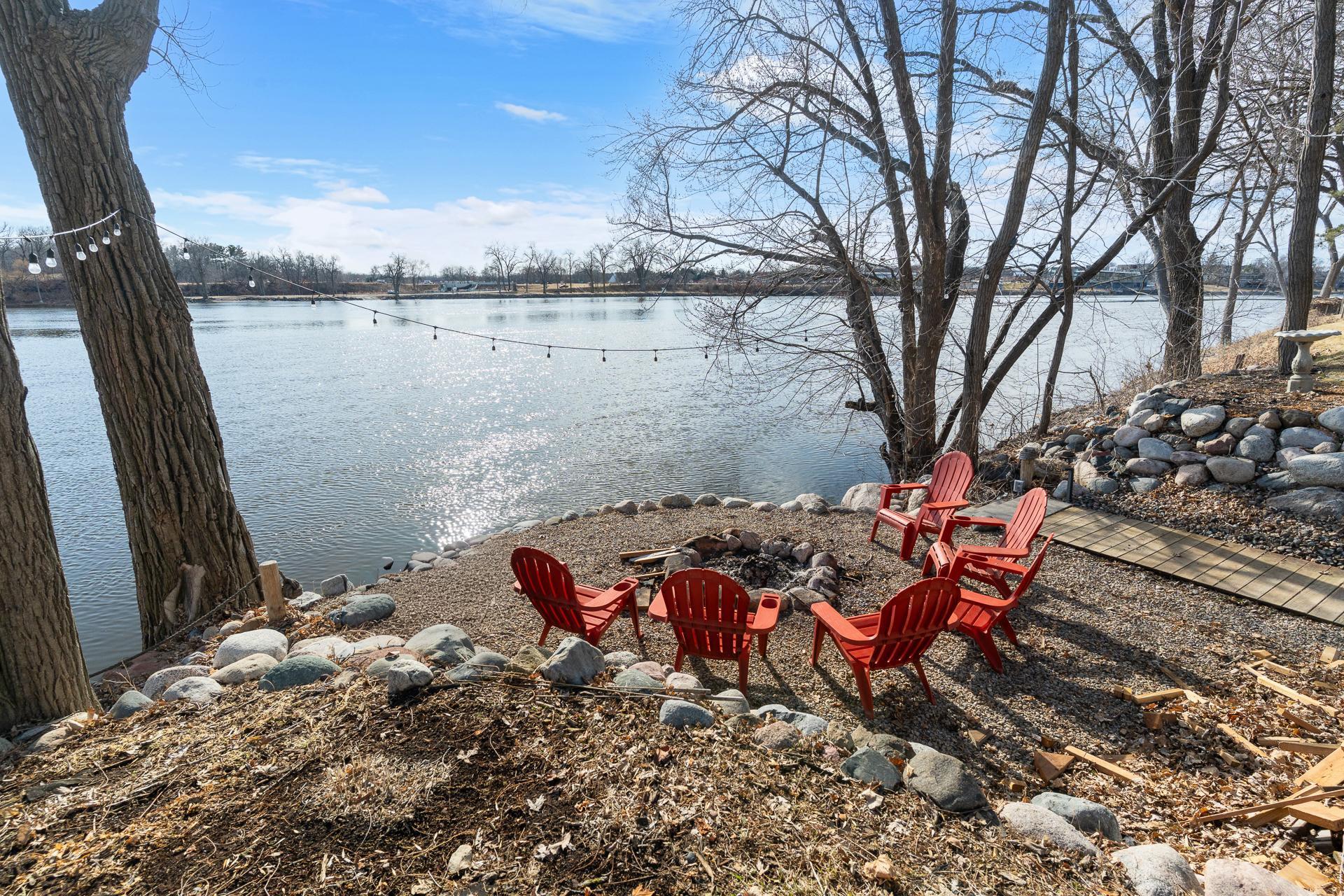The firepit is perfect for watching sunsets, or enjoying firework set off at Mississippi Point Park (directly across the river).