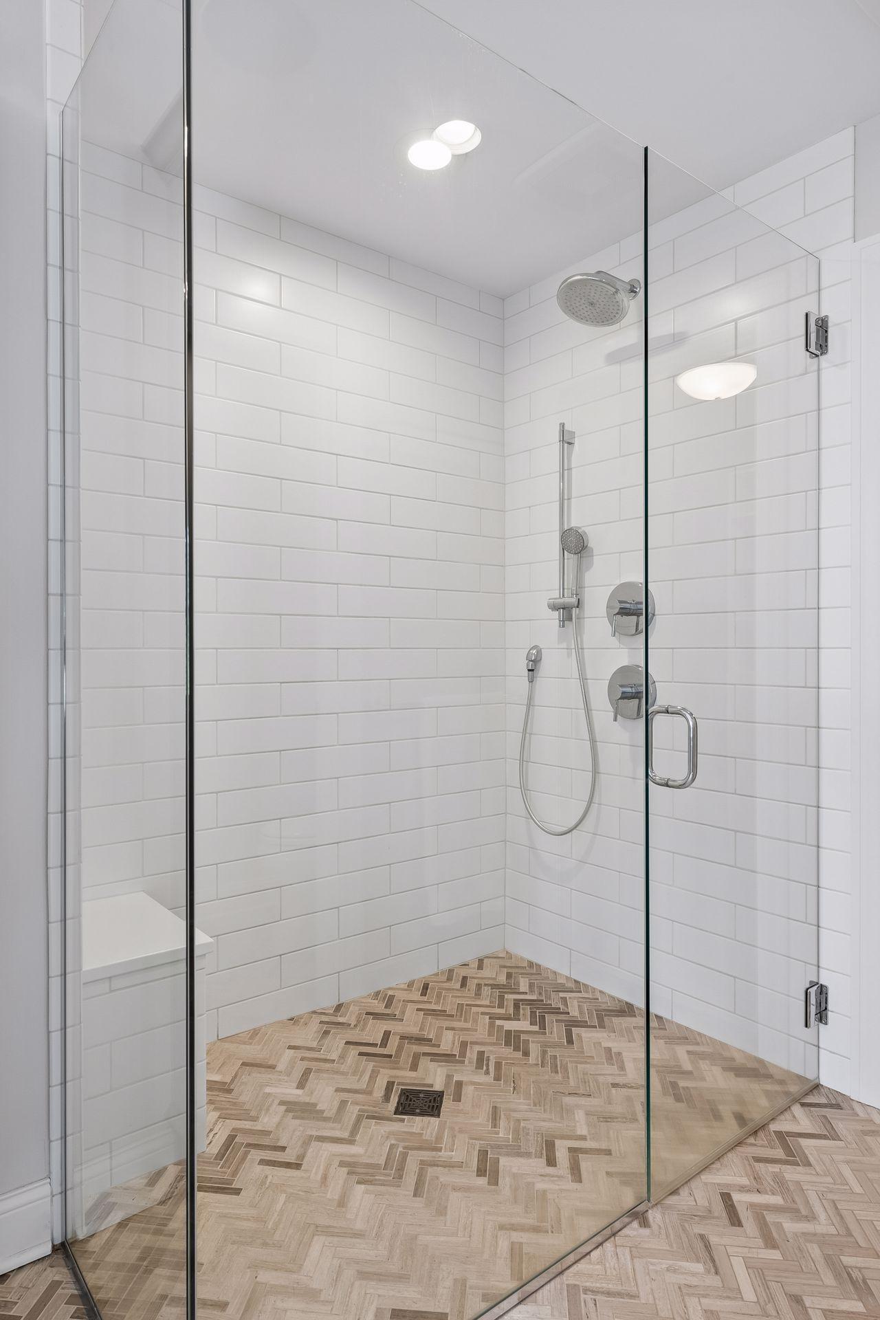 Walk-in shower with frameless door