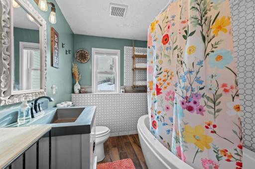 24 Third Level Bathroom .jpg