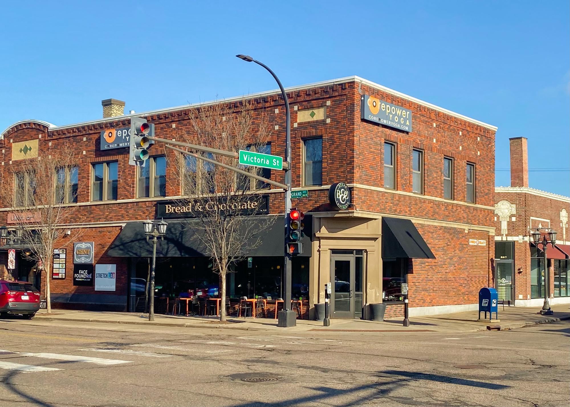 Steps away from all that Grand Avenue has to offer, including Bread & Chocolate, Cafe Latte, Red Rabbit, The Lexington, yoga, shopping, grocery and more