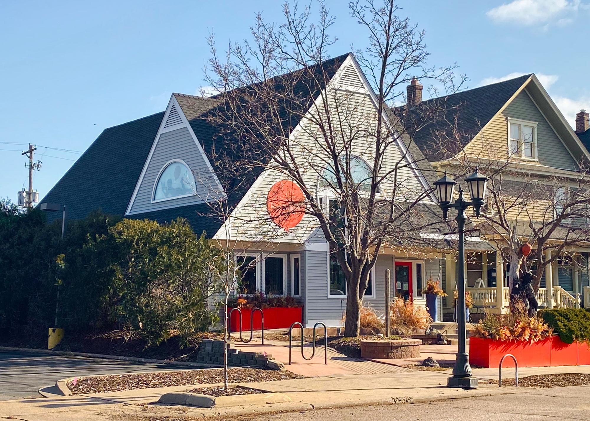 Steps away from all that Grand Avenue has to offer, including Red Balloon, Cafe Latte, Bread & Chocolate, The Lexington, yoga, shopping, grocery and more