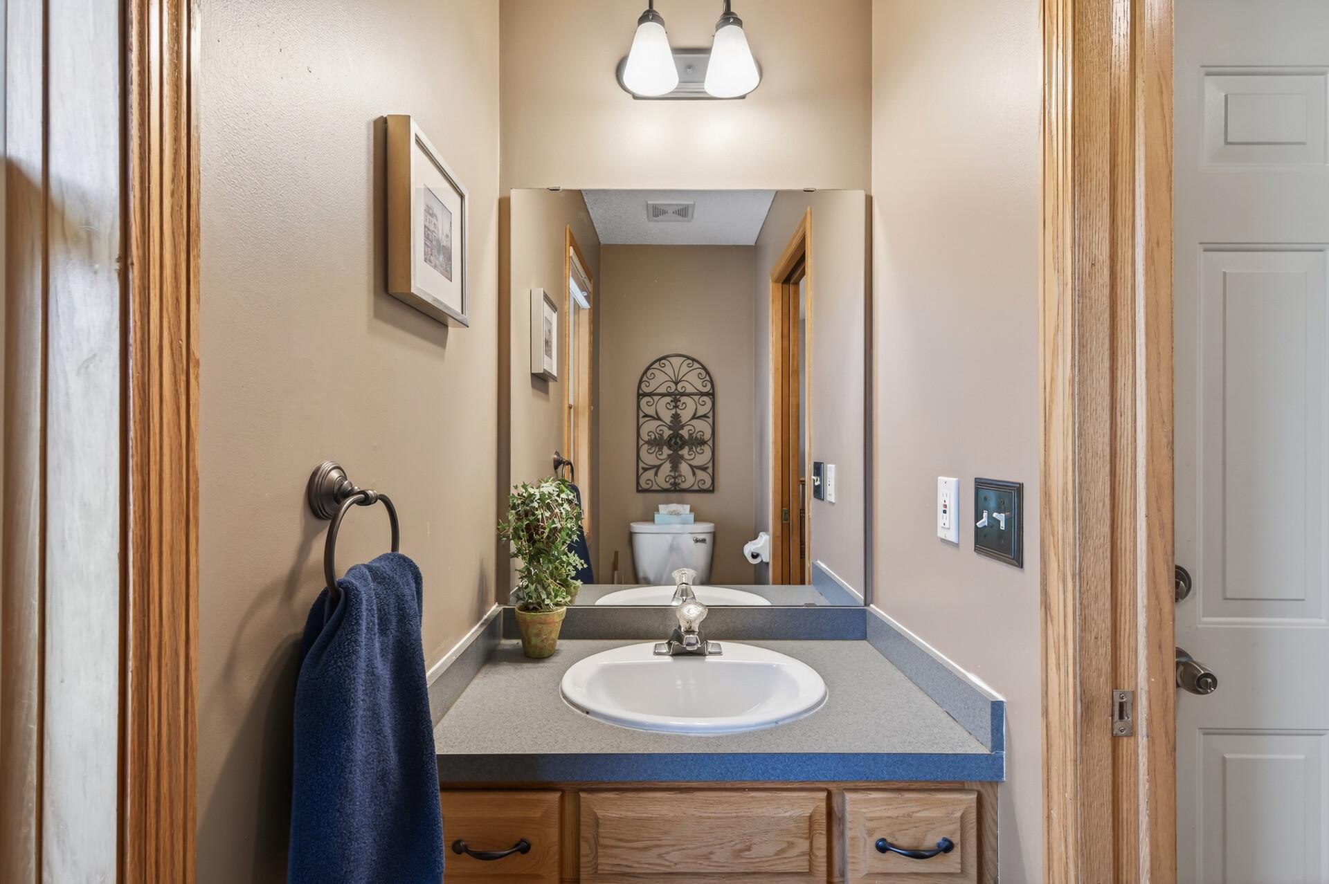 Main floor 1/2 bath