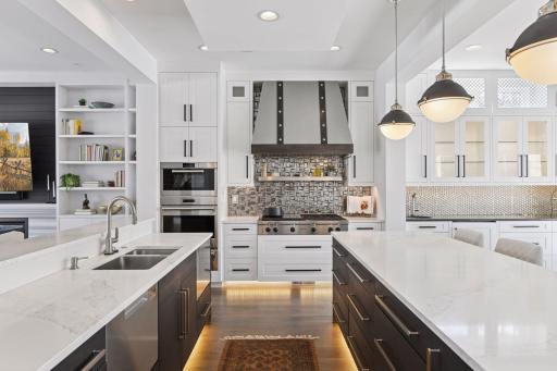 Double oven, warming drawer and abundant drawer and cabinet space