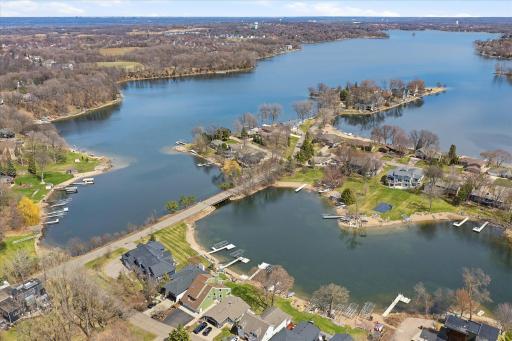 Bird’s-eye view capturing the property’s position within a quiet lakeside community.
