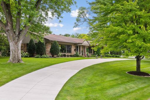 Nice round driveway for guests