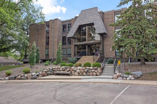 6075 Lincoln Drive, 305, Minneapolis, MN 55436