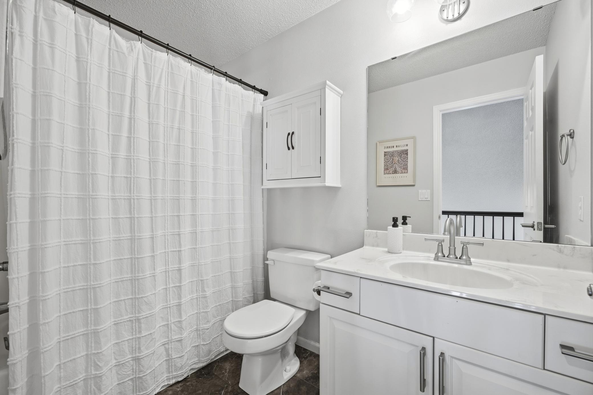 Upper level guest bath