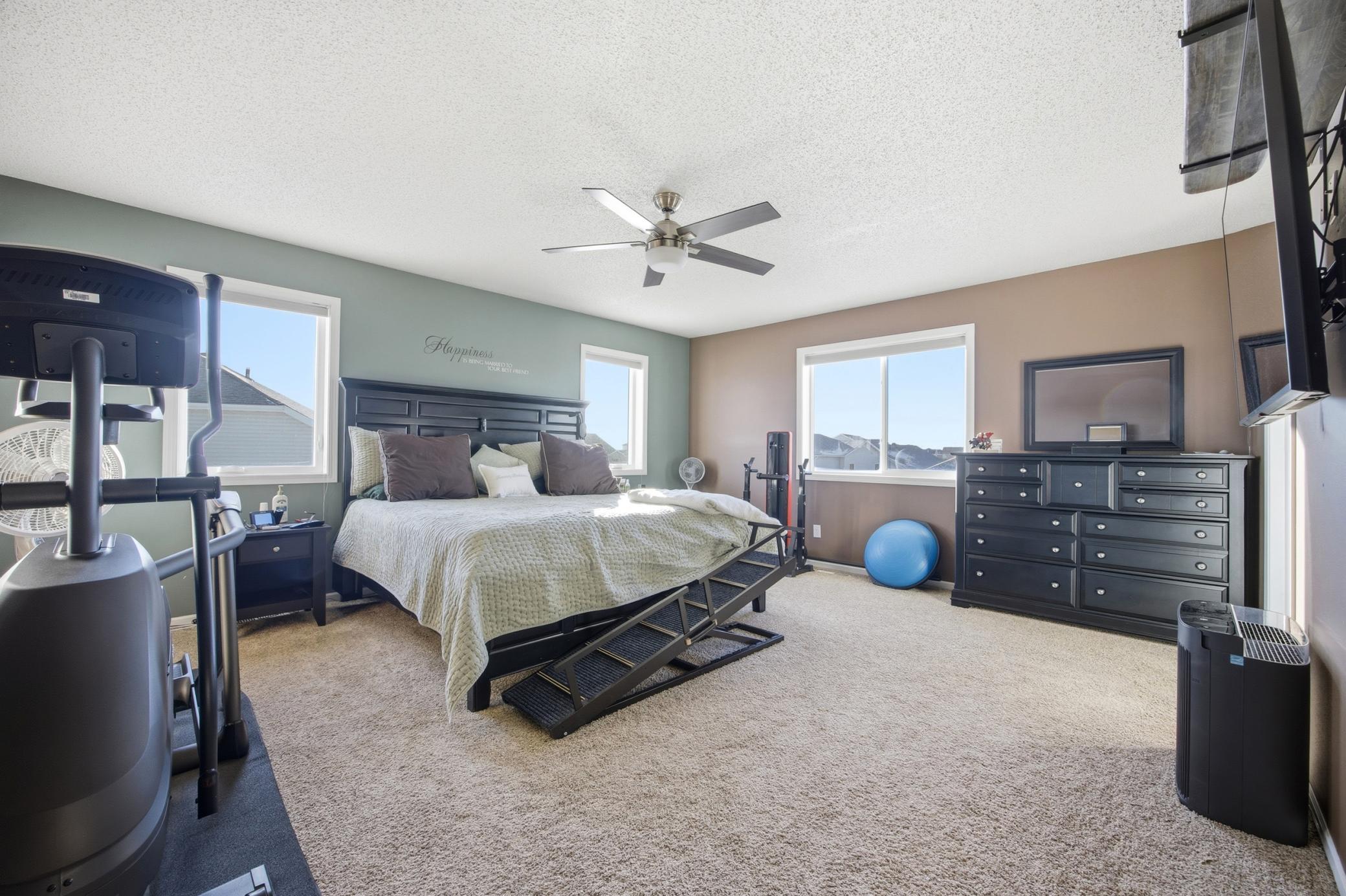 Primary Bedroom - Spacious bedroom