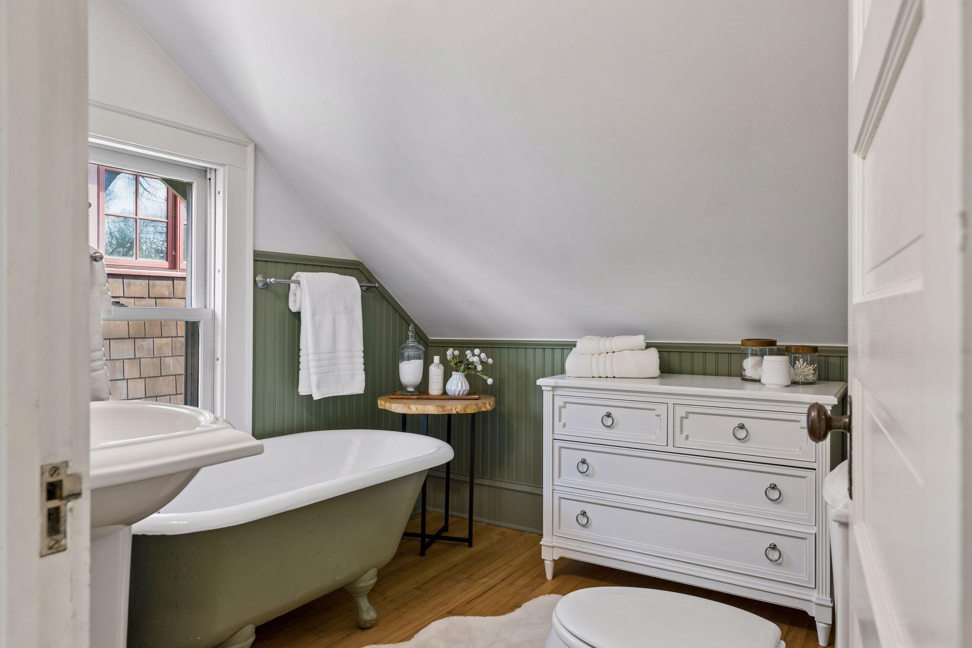 Calm bathroom oasisi on upper level