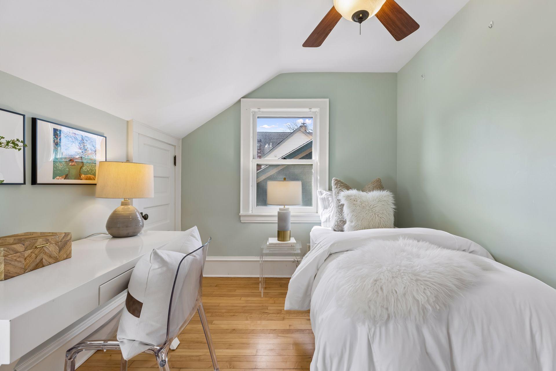 Upper level guest or 2nd bedroom