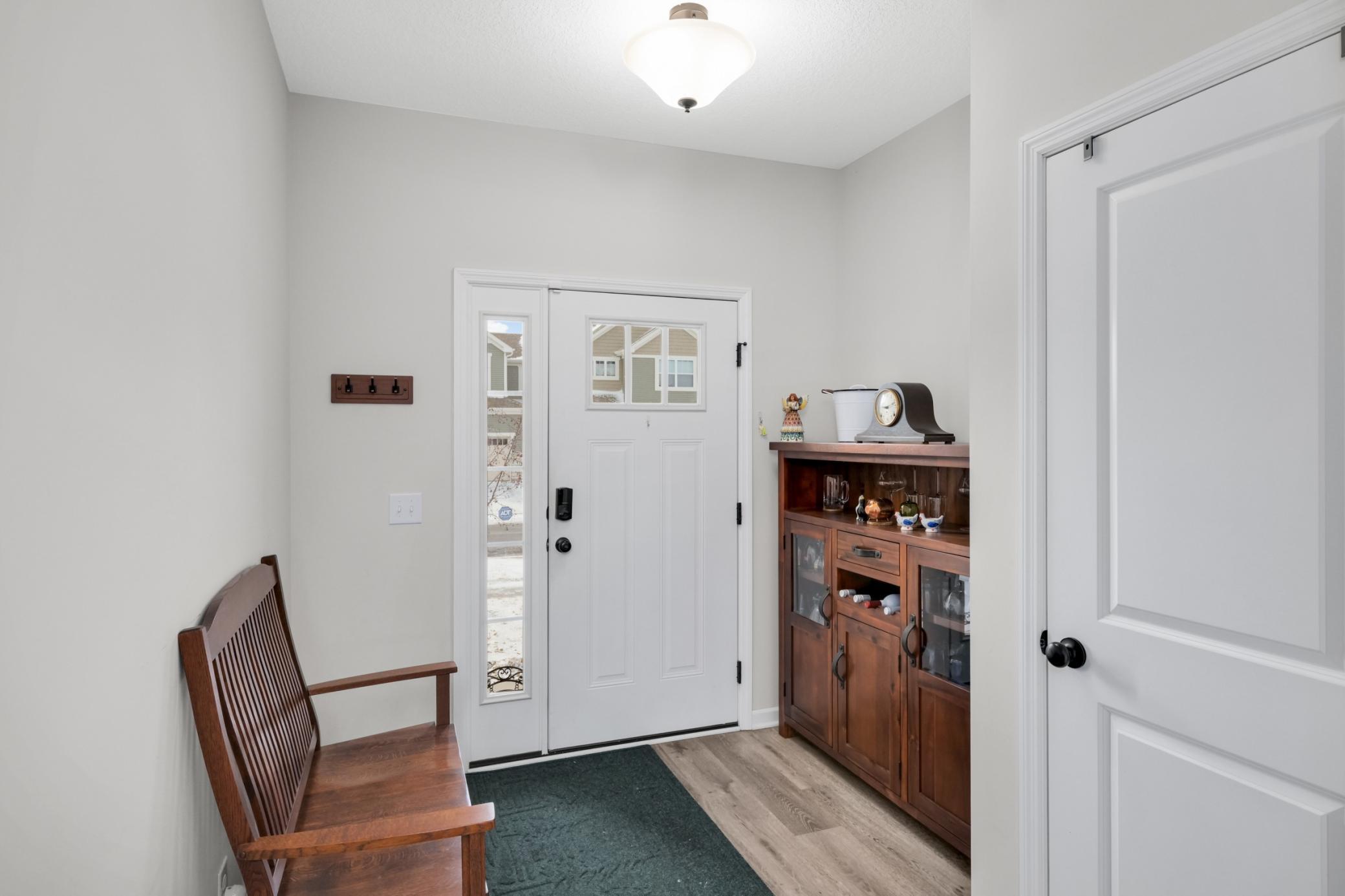 large entry way with plenty of space for greeting