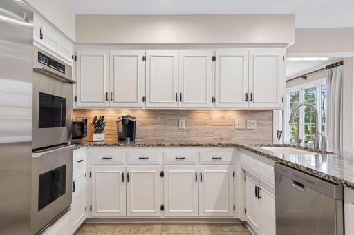 Marble Backsplash with undercabinet lighting!