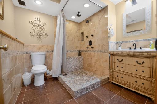 46_2433_Columbus_Ct_Minneapolis_MN_55404-Bathroom-DSC_5397.jpg