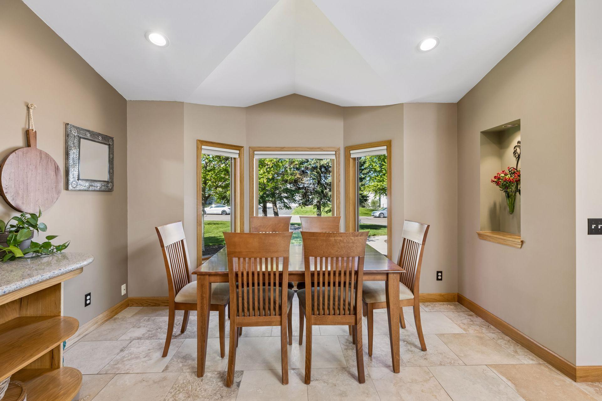 Eat in kitchen dining space