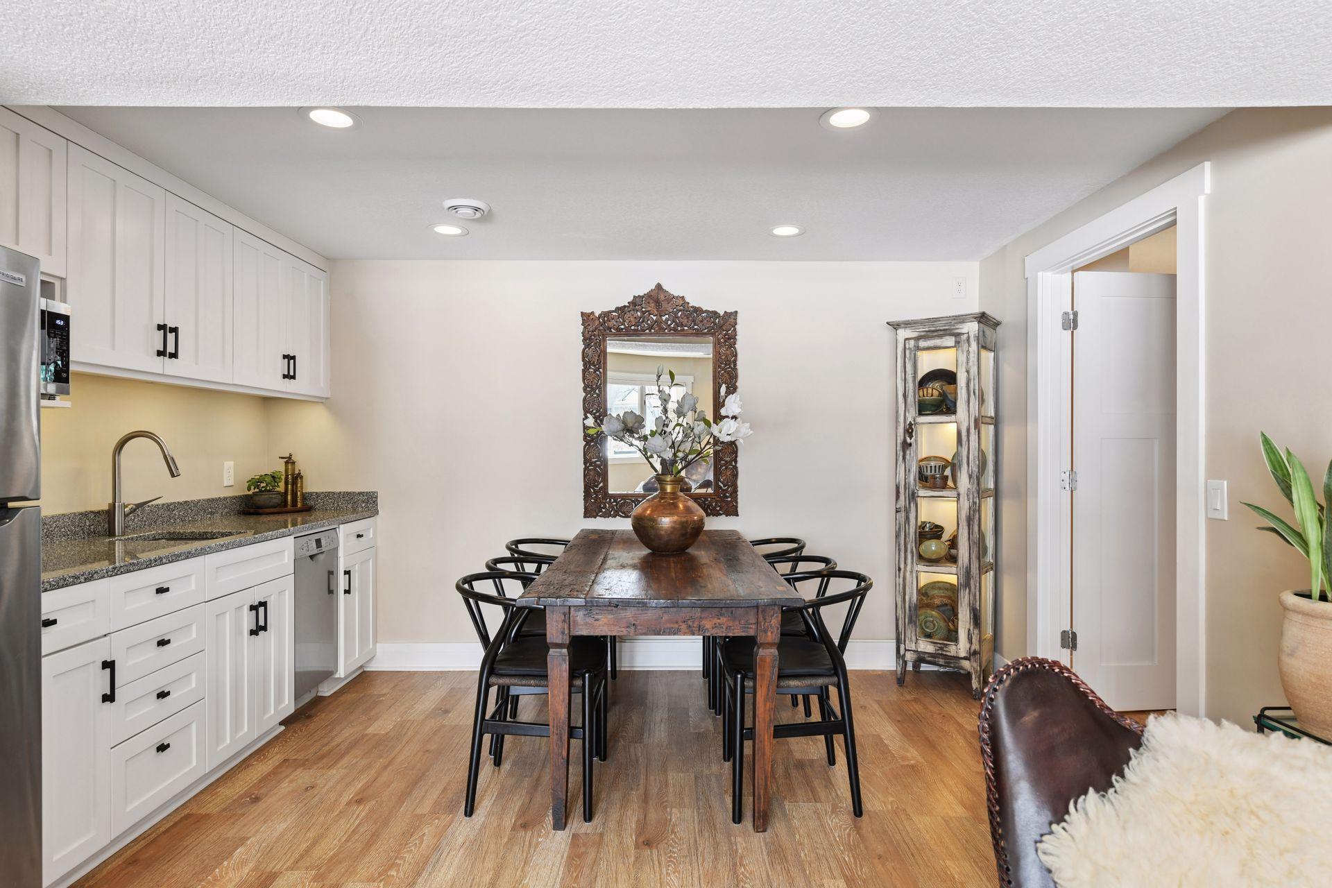 Main level kitchenette and eat in dining