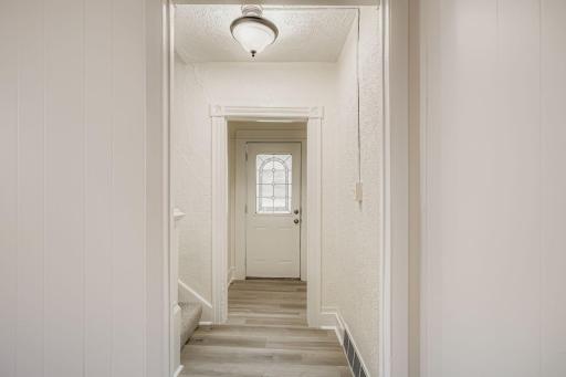 84 Isabel Street W - Web Quality - 002 - 04 Foyer.jpg