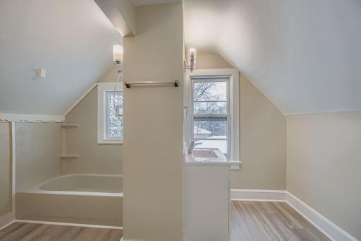 84 Isabel Street W - Web Quality - 012 - 14 2nd Floor Primary Bathroom.jpg