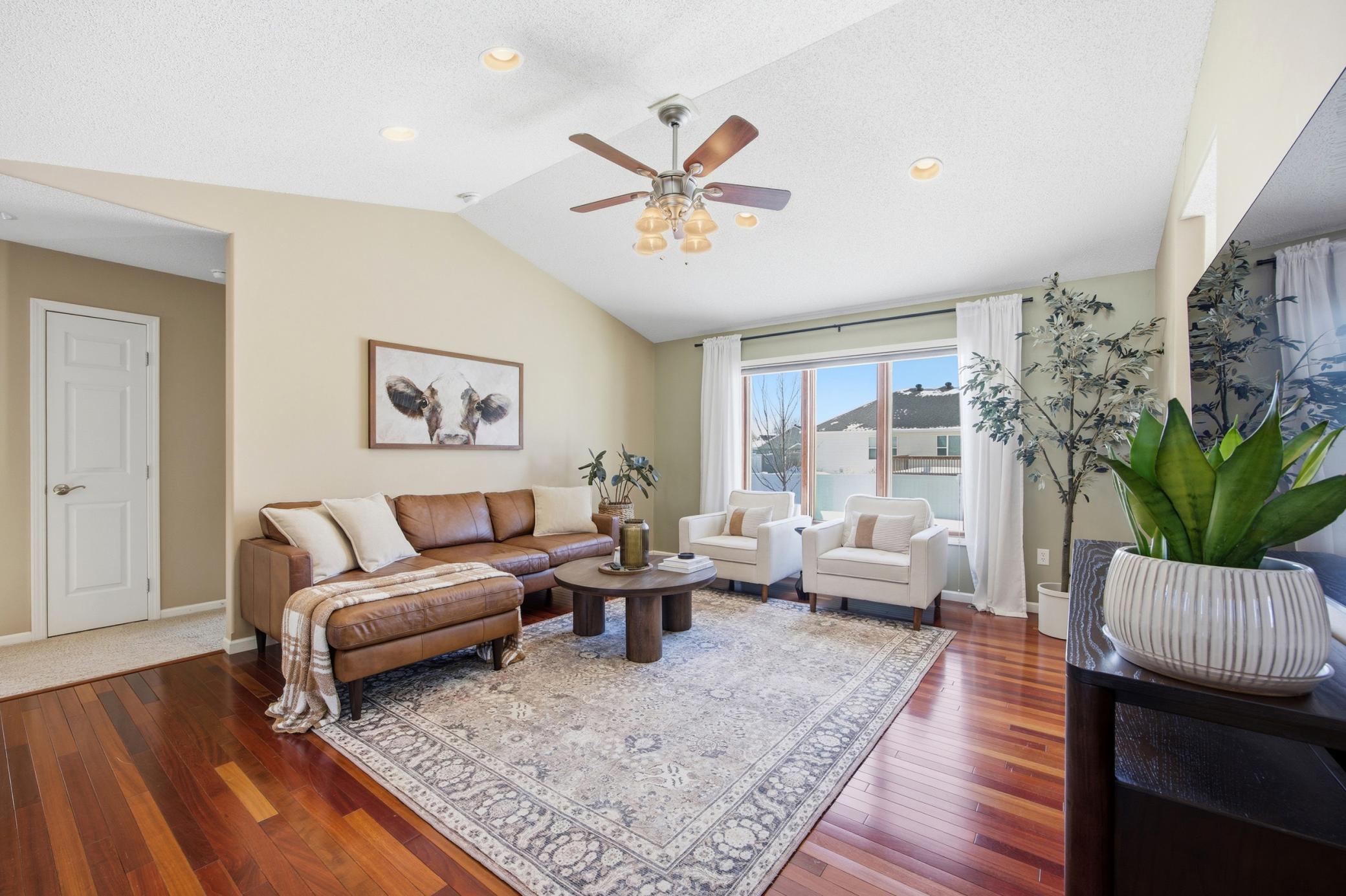 Vaulted Ceilings & Hardwood Floors