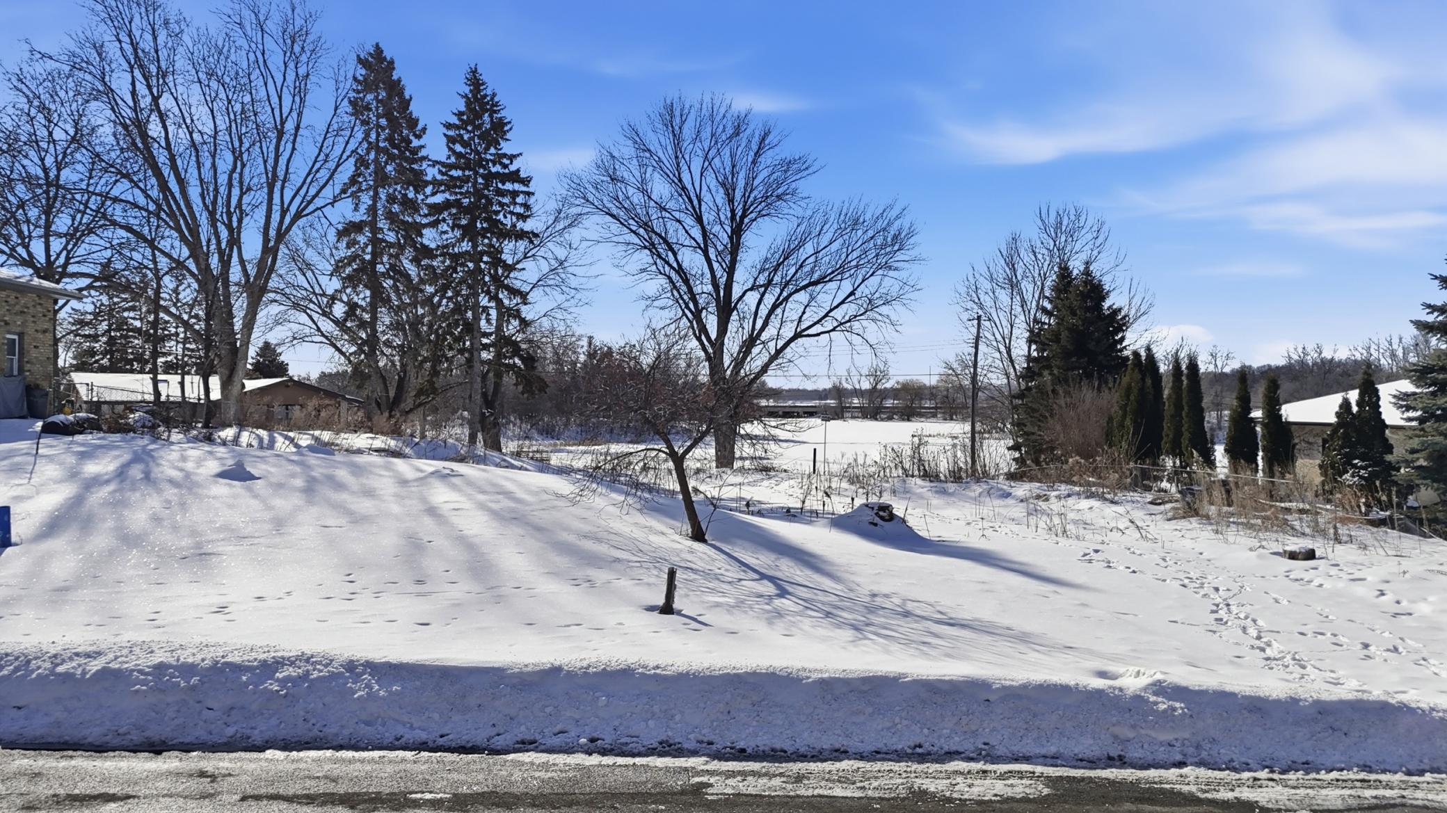 Mature trees and lake views - it doesn't get any better!