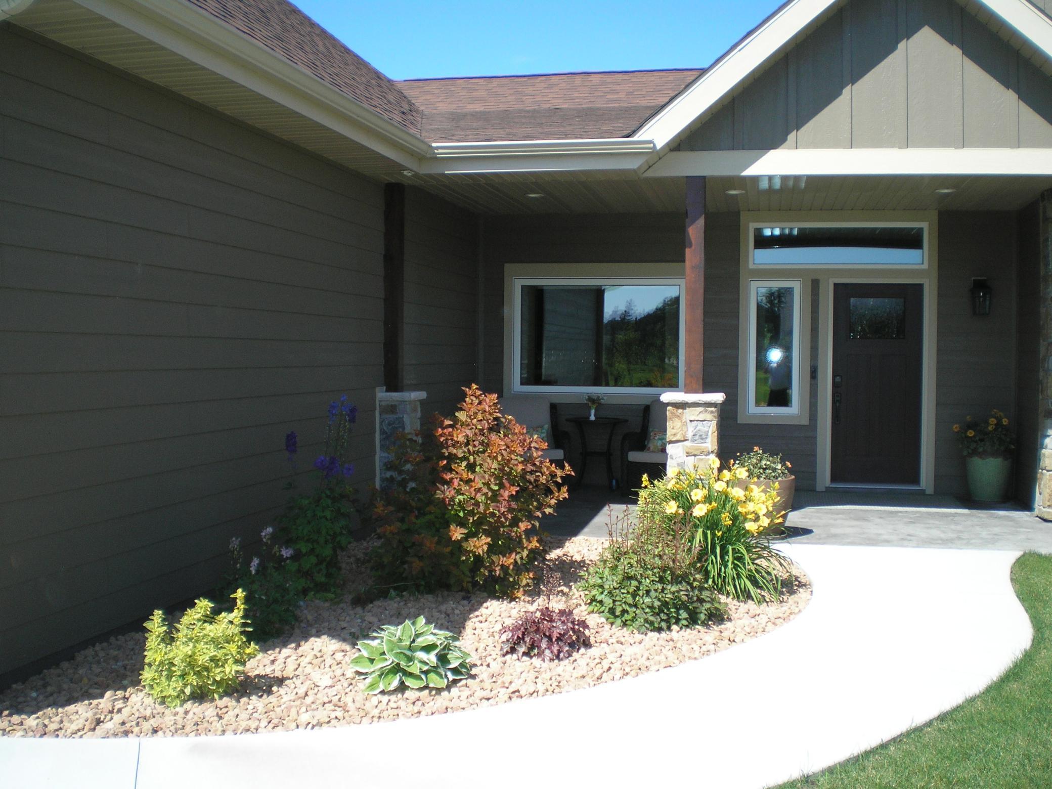 FRONT PATIO.JPG