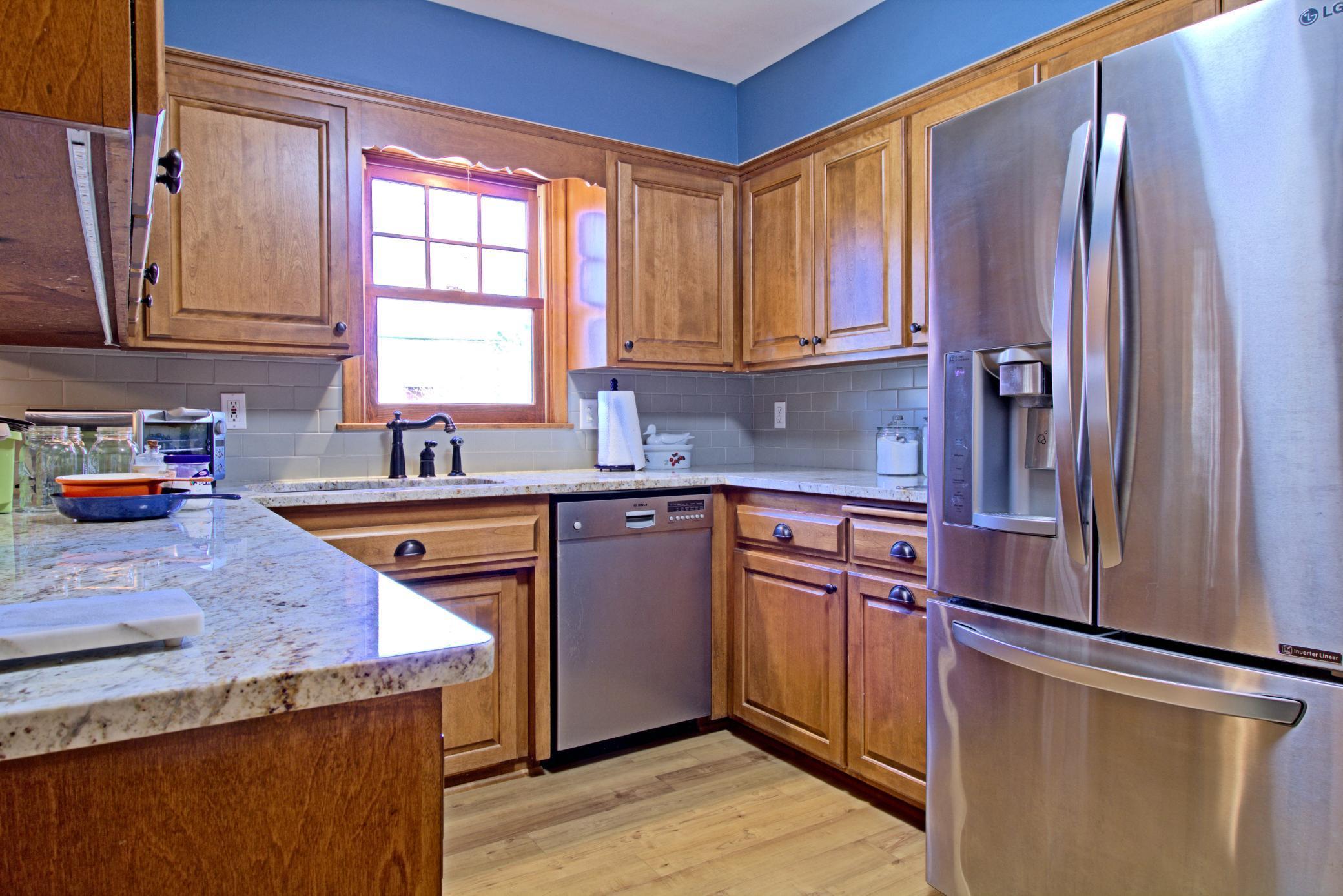 Kitchen Stainless Appliances & Quartz counters