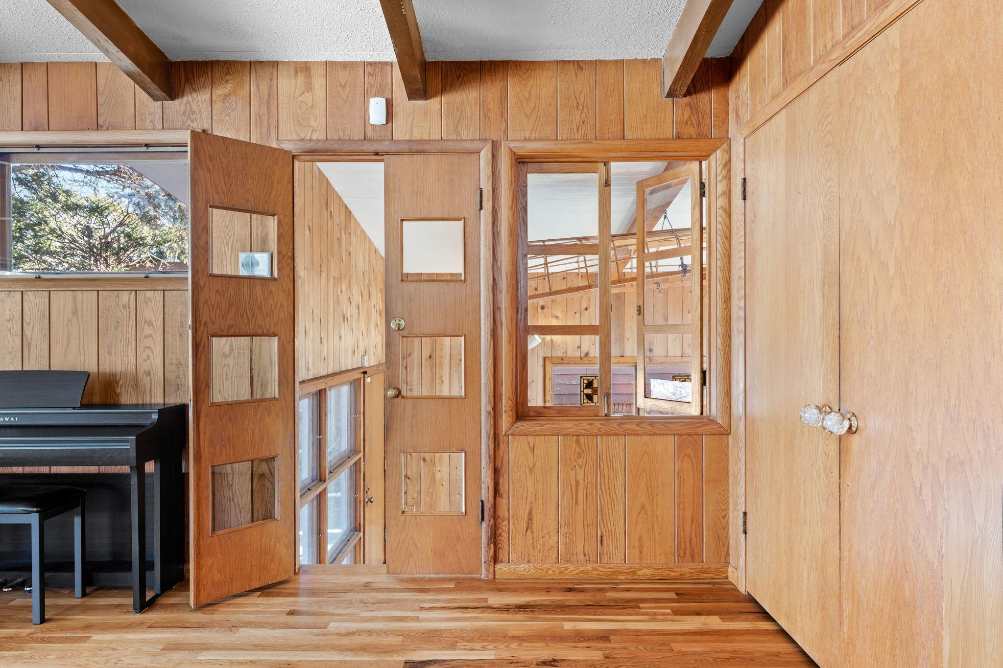 The upper level "foyer" is open and impressive with a huge closet.