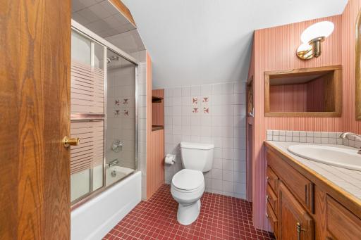 Upper Level Full Bathroom