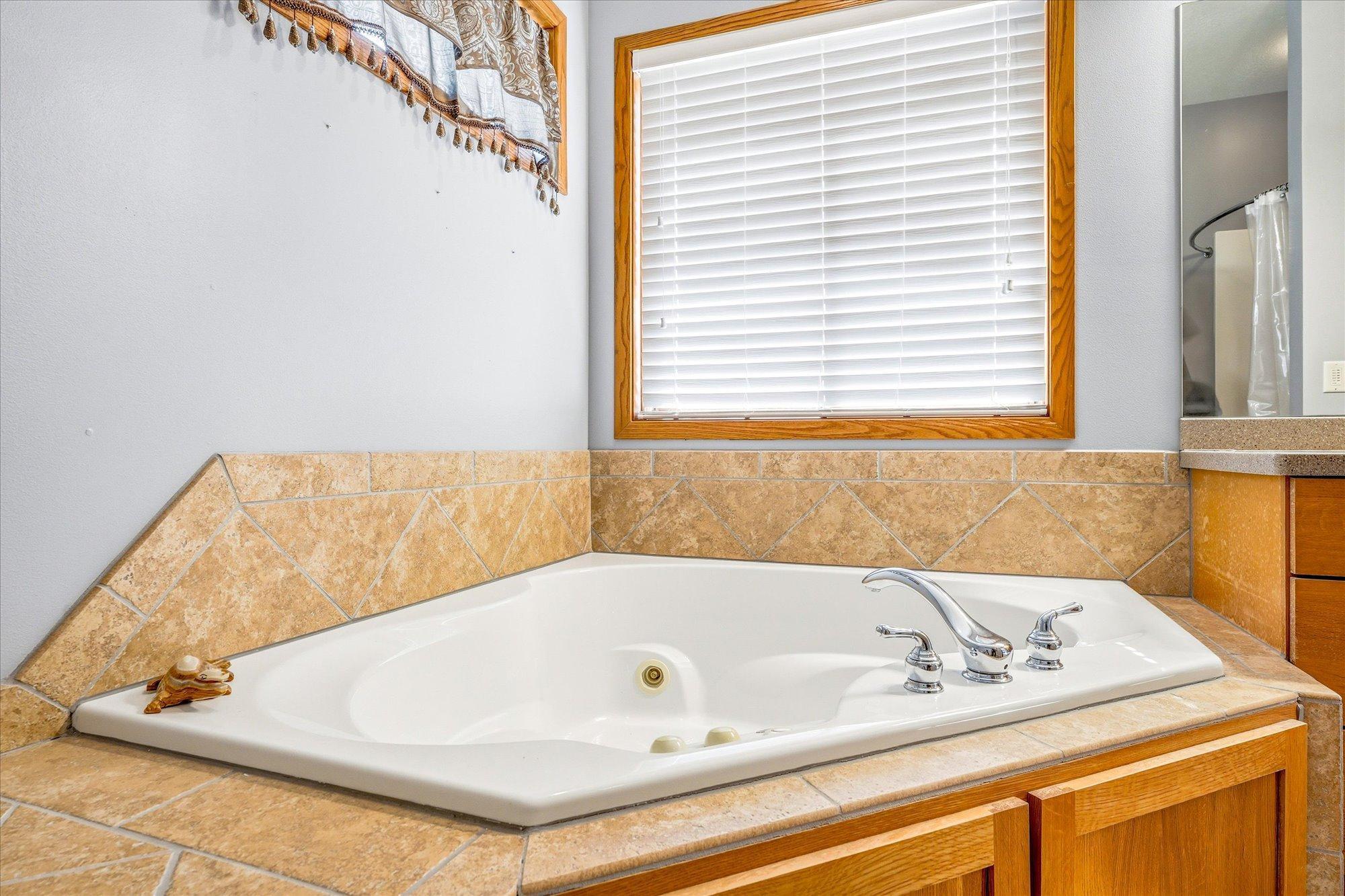 Large corner jetted tub