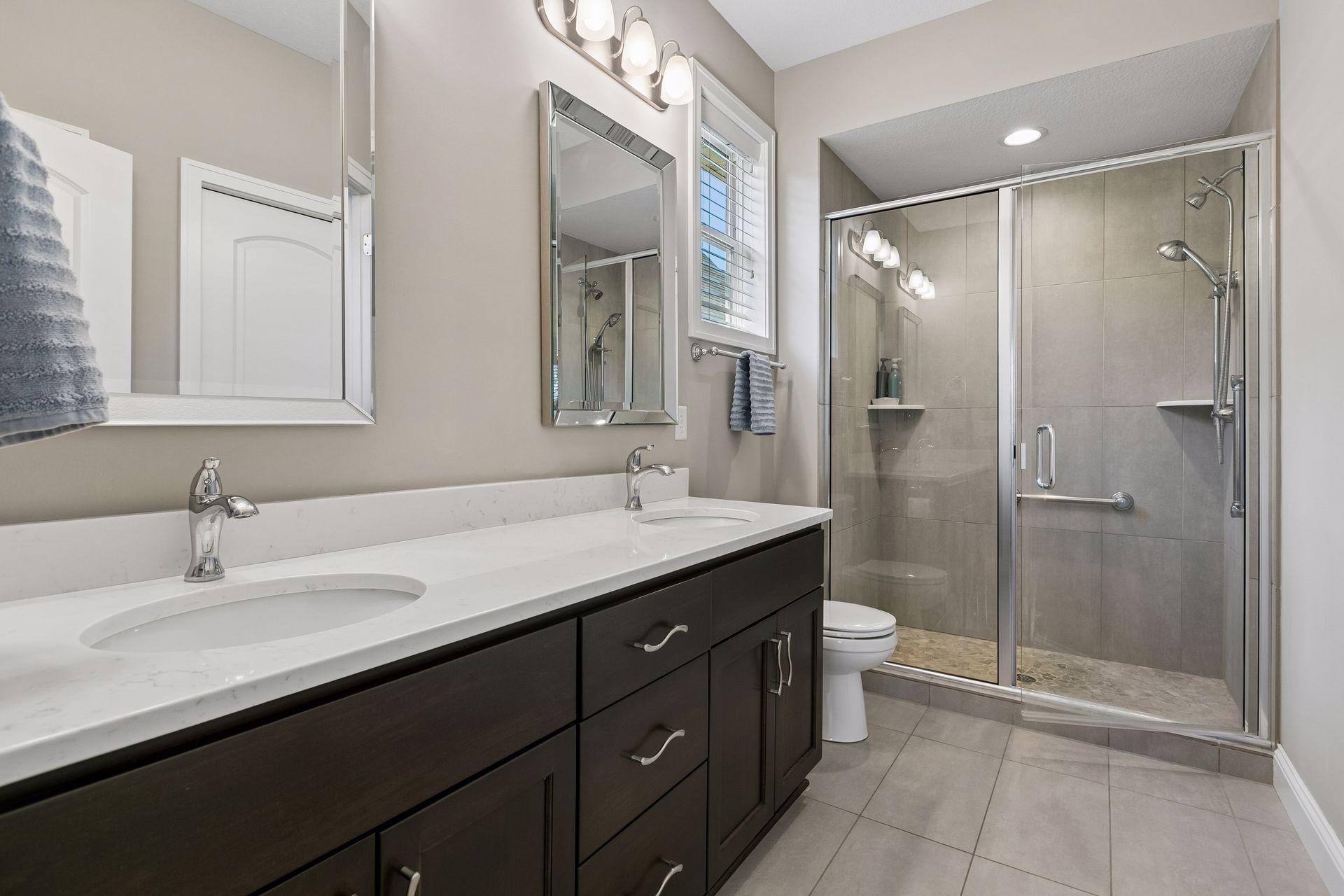 Dbl size shower, Dbl vanity, Walk In Closet