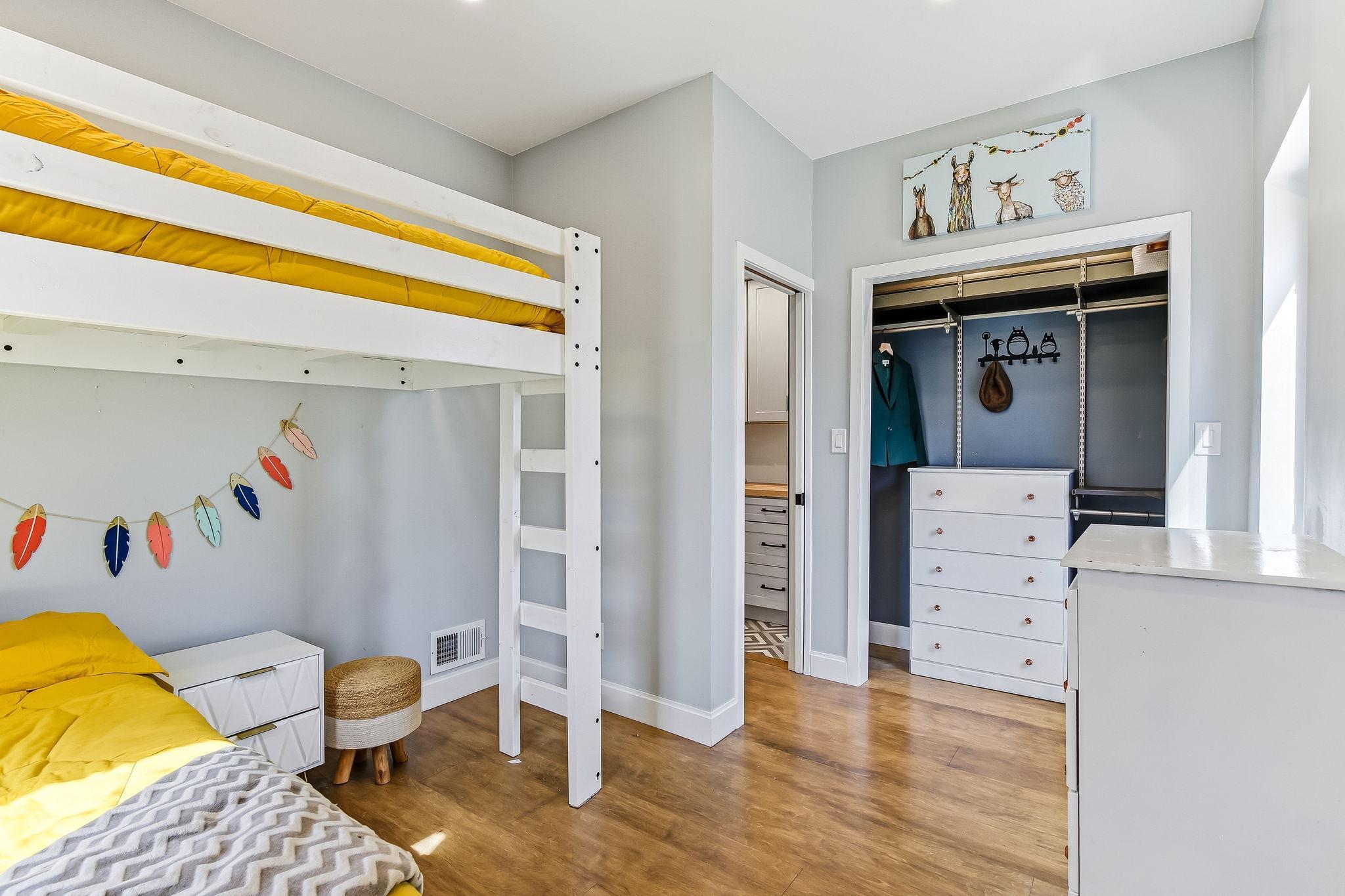 Ample space and natural sunlight.