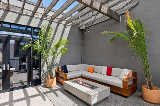 Host dinner parties, sip cocktails under the stars, or enjoy weekend brunch—this deck is built for unforgettable moments.