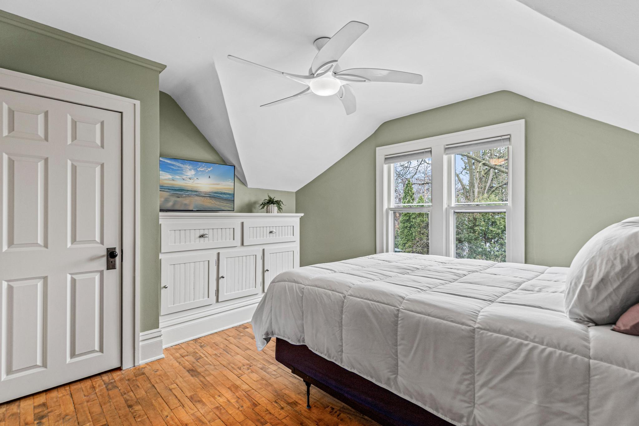 UPPER LEVEL PRIMARY BEDROOM