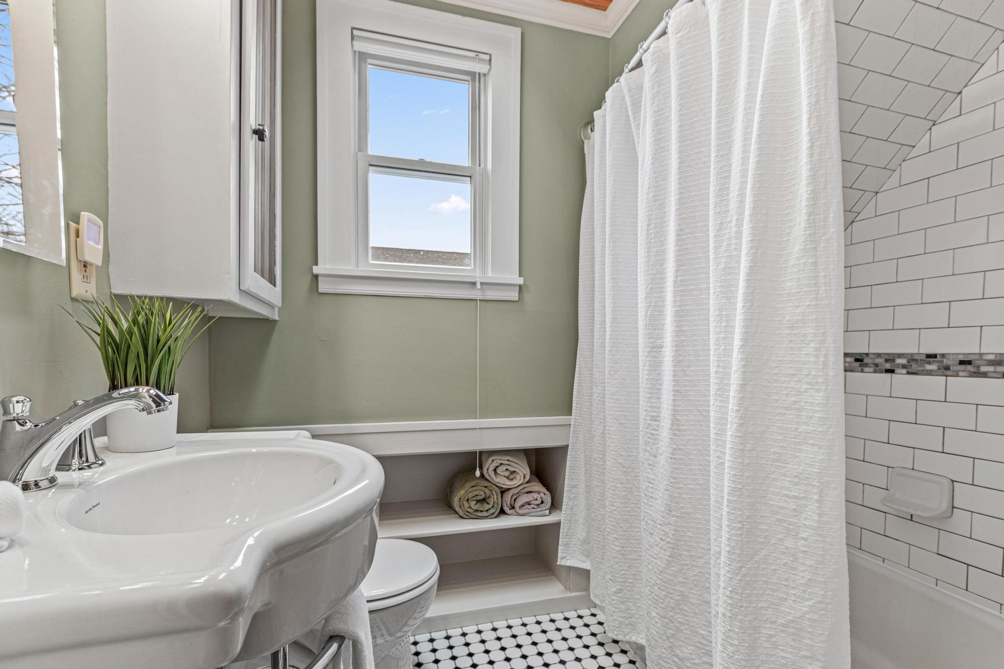 UPPER LEVEL FULL BATHROOM