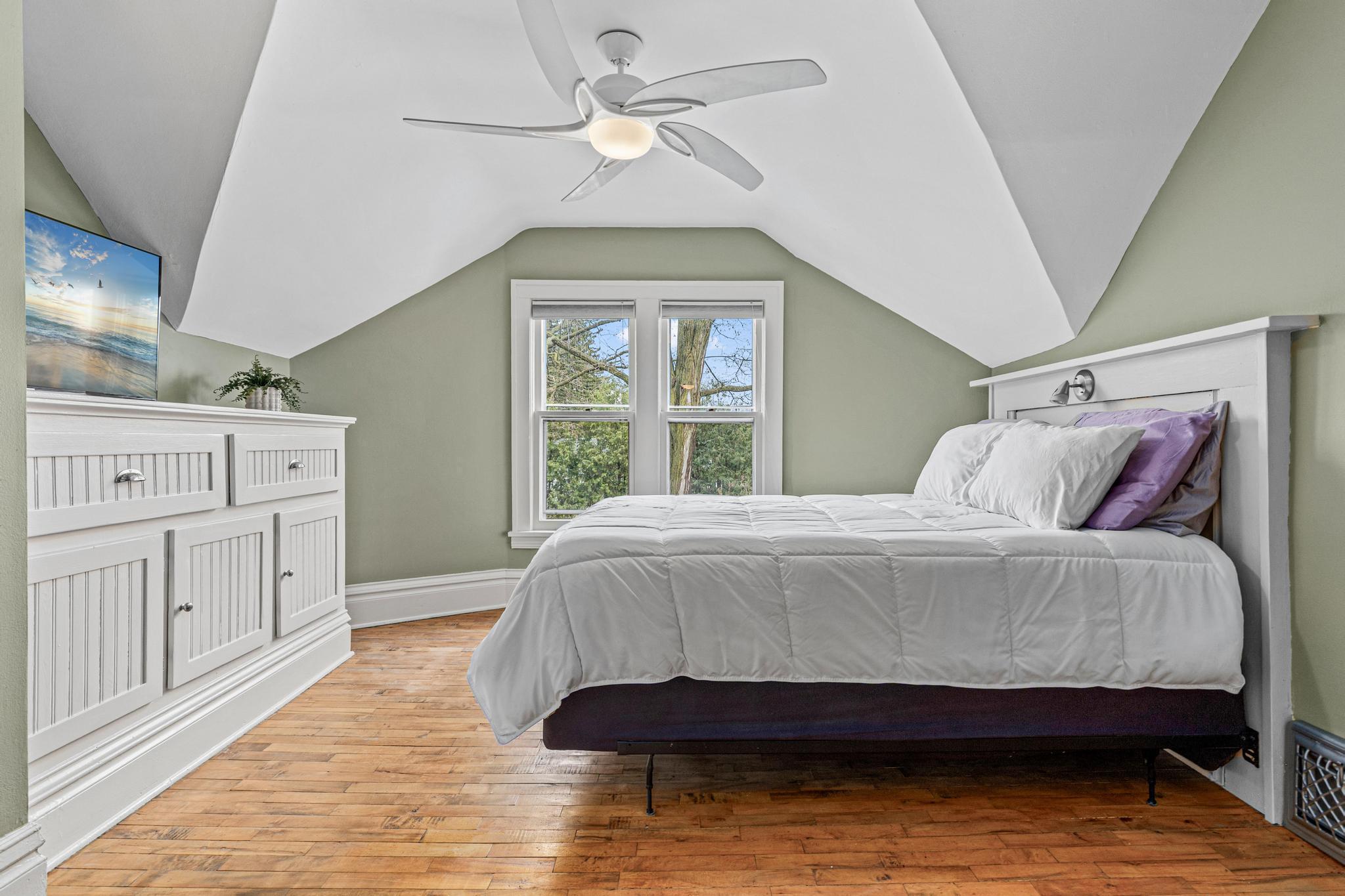 UPPER LEVEL PRIMARY BEDROOM