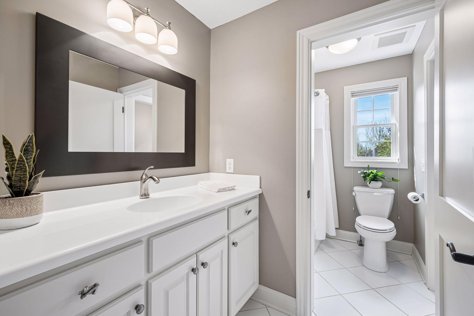 Private vanity with shared toilet & shower room