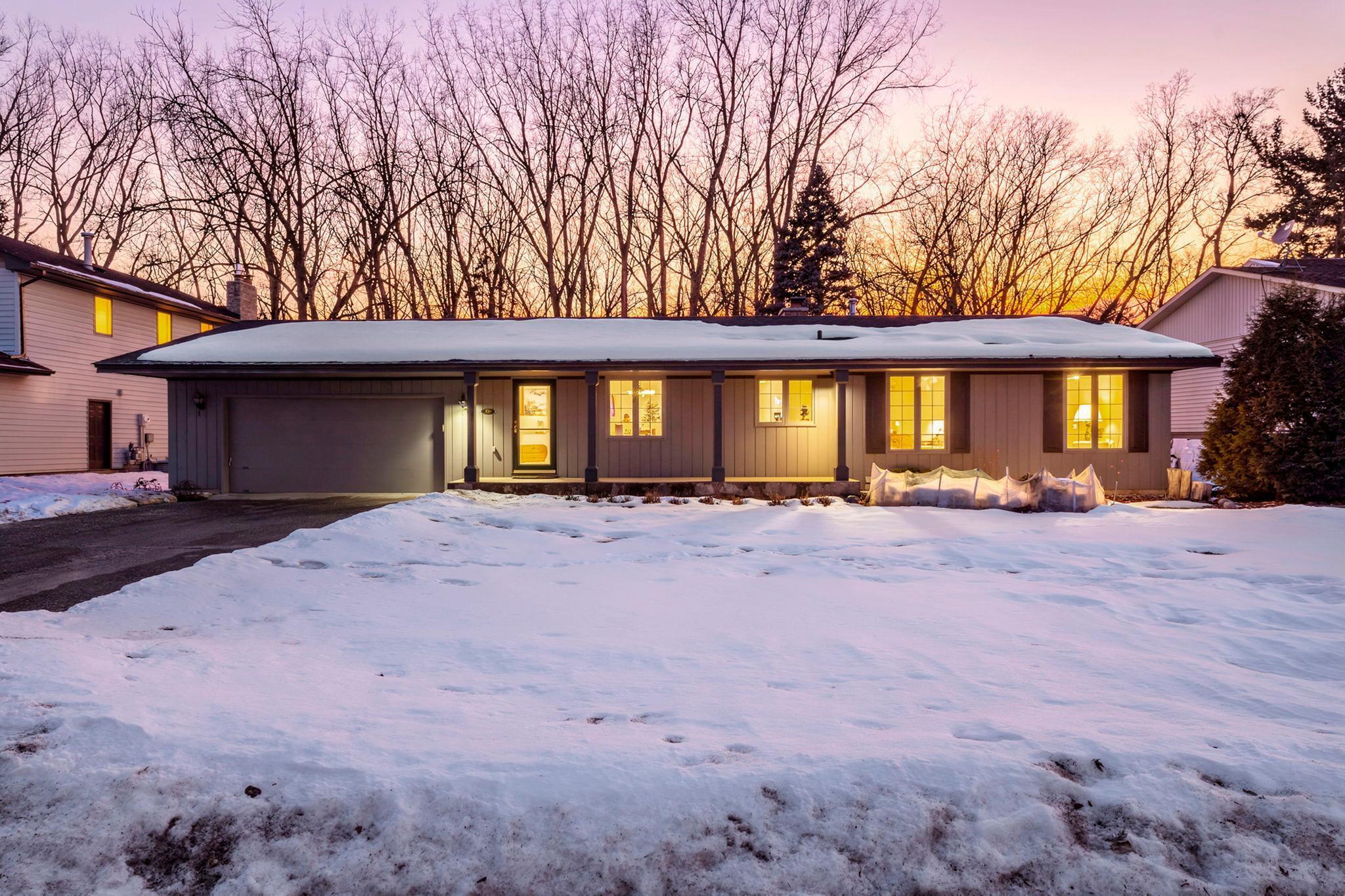 Meticulously maintained New Brighton Rambler with private tree-lined backyard.